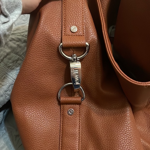 A large slouch bag with 2 inner side pockets and 2 inside pockets. - Picture 4 of 5